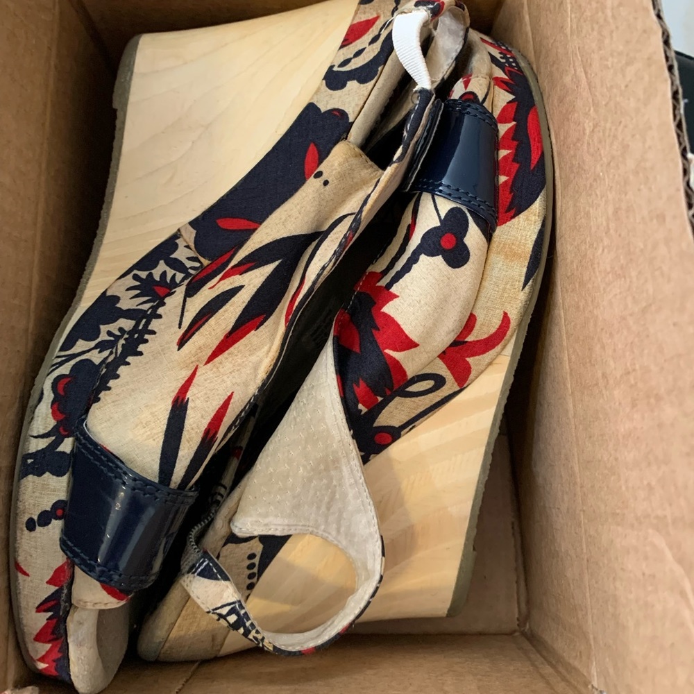 Very volatile wood platform wedge sandals size 9 run small beige blue red